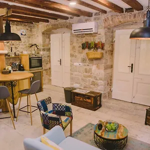 5 Minutes Walk Art Apartment